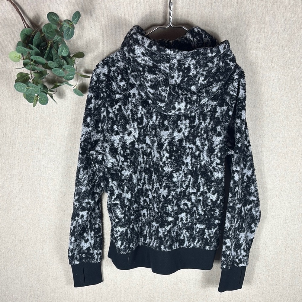 Athleta > Black and White Patterned Sherpa Thumb Hole Hoodie Sweatshirt Medium - Picture 9 of 10
